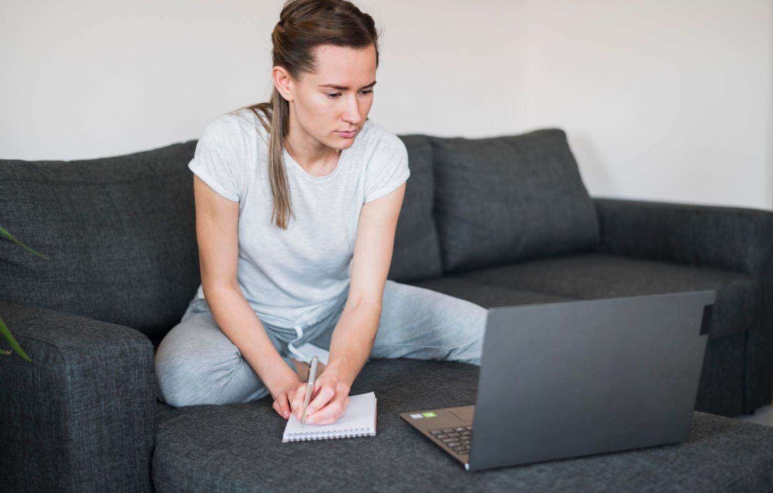 Equipo de profesionales analizando datos de ventas en oficina moderna